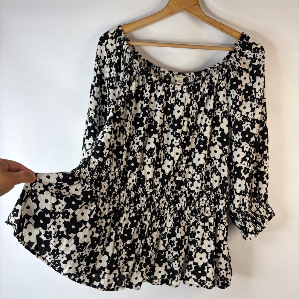 Cato Blouse Womens 22/24W Black White Floral Smocked Peplum Rayon Top - Picture 4 of 9